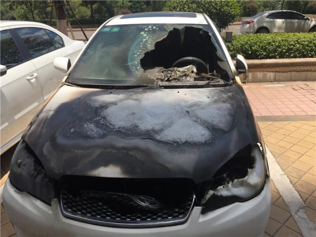  车辆|凌晨白衣男子当街点燃数部车辆，车主看完监控懵了：这人是谁？我不认识