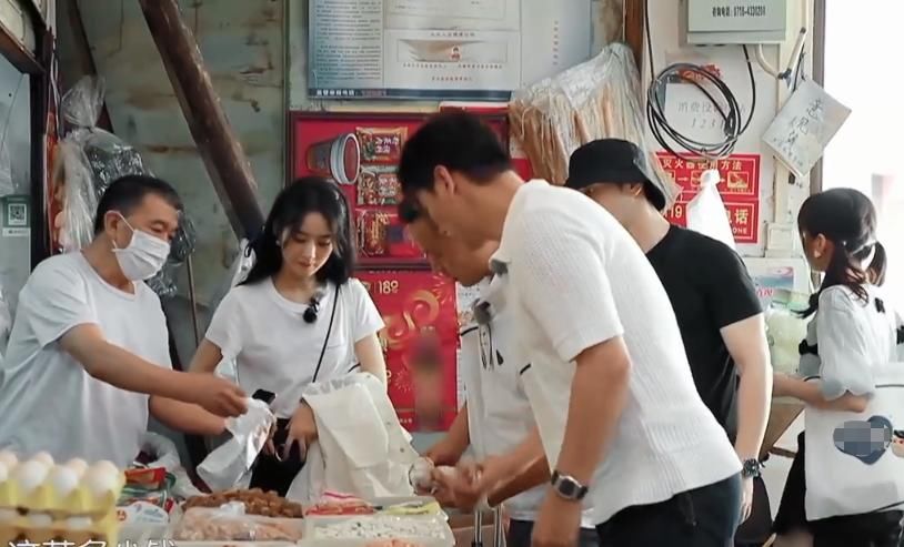  播出|演员的“照妖镜”，《中餐厅》仅播出两期，赵丽颖塑造的形象崩了