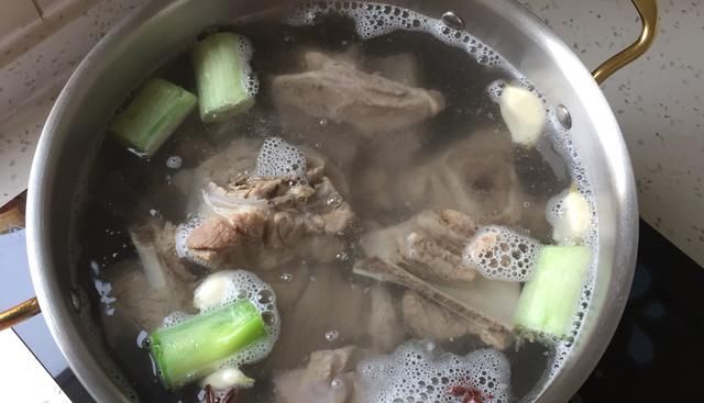  身上|猪身上此部位比排骨还要香，1斤不到10元，炖一锅吃一天