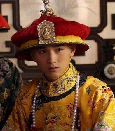 成龙|他12岁被成龙欣赏,却因甄嬛传走红,如今三十多岁依旧单身