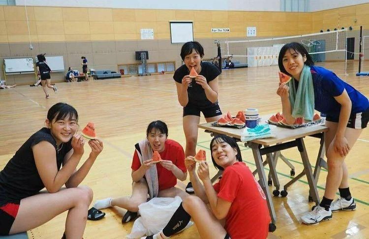 岛村|岛村春世笑容满面！NEC红色火箭队集训欢乐多，不见古贺纱理那