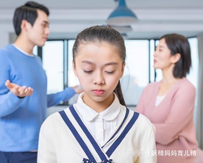 坐错|妈妈坐错地铁，被女儿踢踹数脚，溺爱的父母，养不出孝顺的孩子