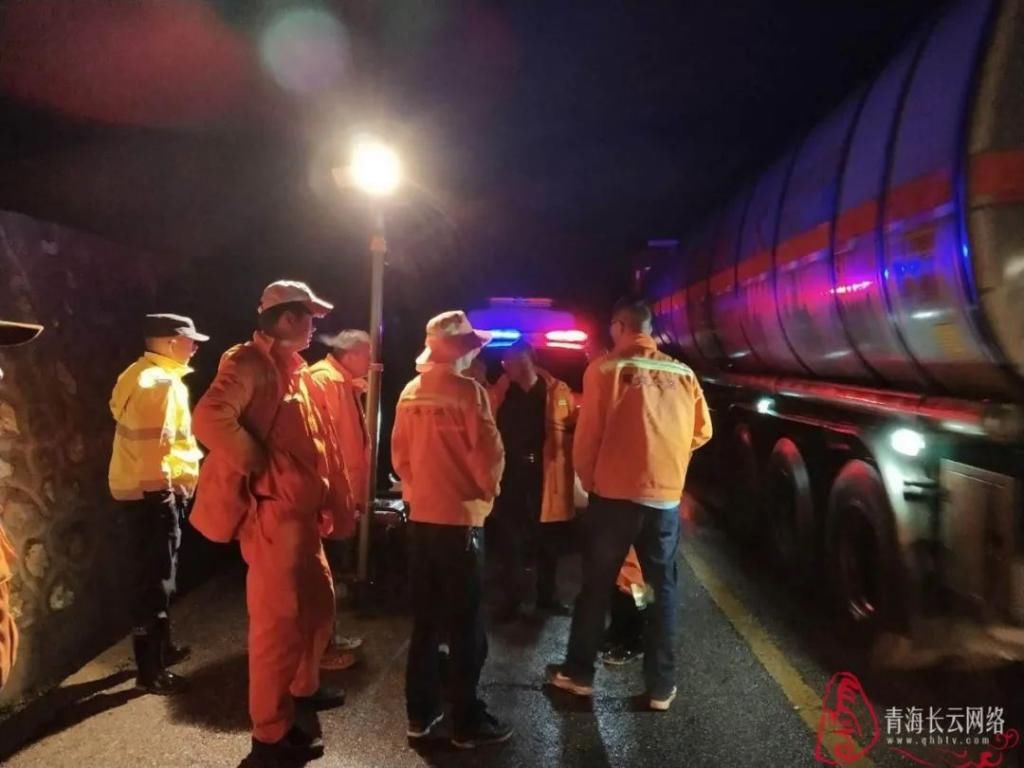  青海|路面阻断150米，近百辆车受阻，青海该路段发生大型泥石流