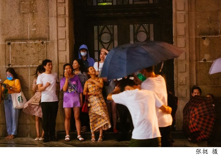 吹翻|台风“黑格比”经过上海同纬度，雨伞被吹翻，衣服全淋湿