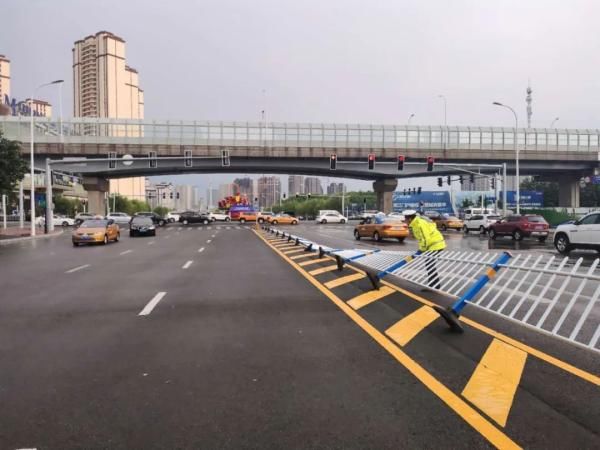 感动！冰城交警，暴雨中的逆行者|风里雨里路上有你| 积水