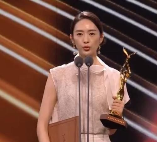 童瑶|童瑶荣获金鹰奖最佳女演员奖，曾有小章子怡之称，网友：实至名归