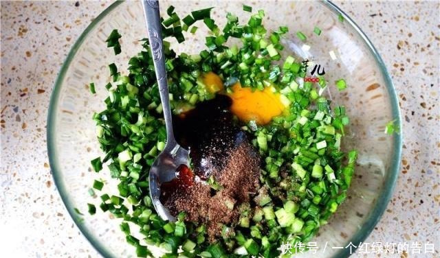 懒人|懒人早餐新吃法,比做韭菜盒子更简单,一卷一煎,香酥可口吃不够