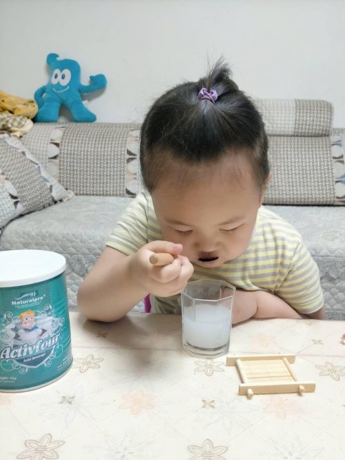  霍思燕|霍思燕的育儿小绿罐纽贝乐测评，来看嗯哼身体棒棒的秘籍