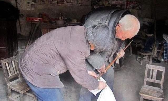  老人|捡破烂老人1.8万积蓄被偷，报案查明身份后，惊动军方领导