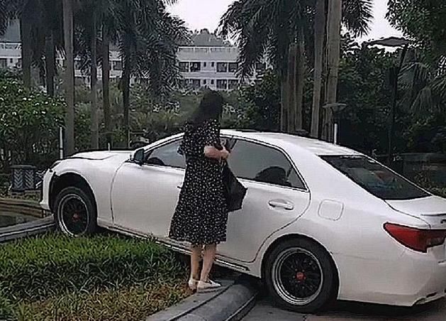  女司机|粗心女司机开上绿化带，下车第一件事先拍照，之后淡定等待救援