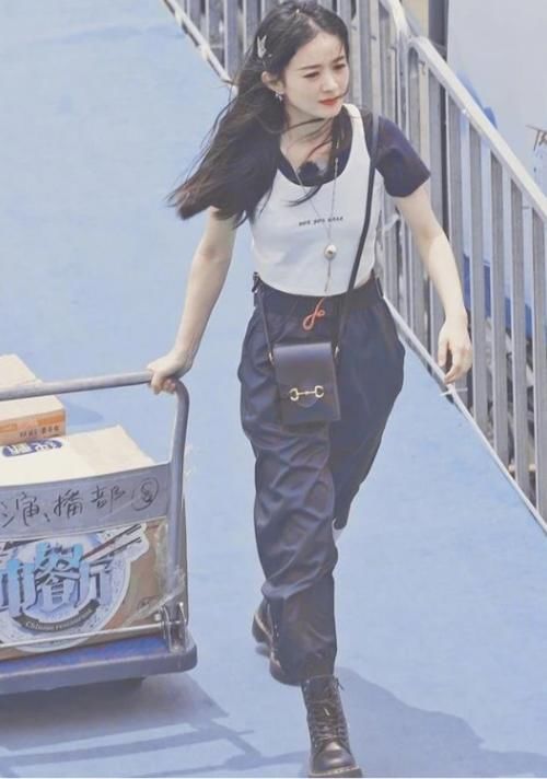  偷懒|都说赵丽颖在《中餐厅》偷懒，路透图早已说明，粉丝集体炸锅了！