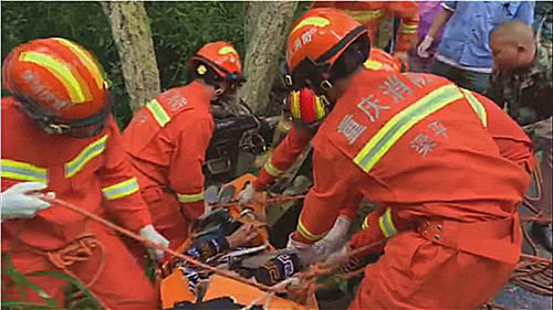  吓人|吓人！雨天路滑摩托车侧翻陡坎 司机滚落途中幸被一棵树抵住