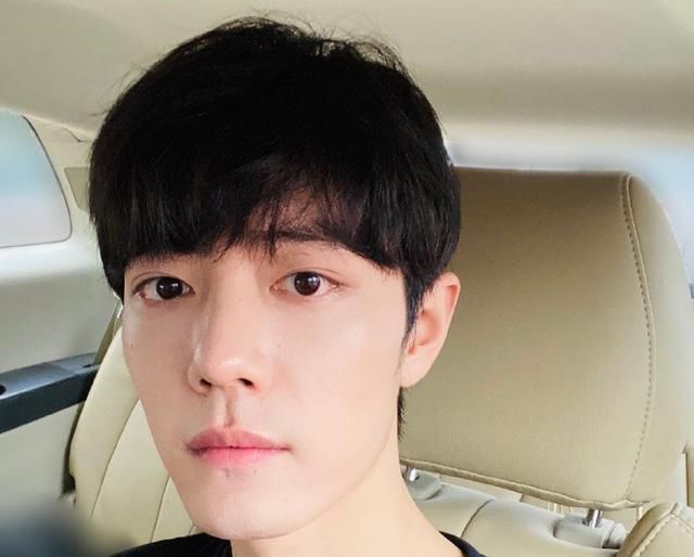  不愧为|肖战更博发自拍，配图配字都十分有意思，不愧为“有趣的灵魂”