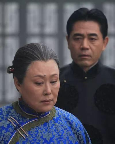  出门|70岁斯琴高娃曾遭8年家暴，如今出门靠轮椅