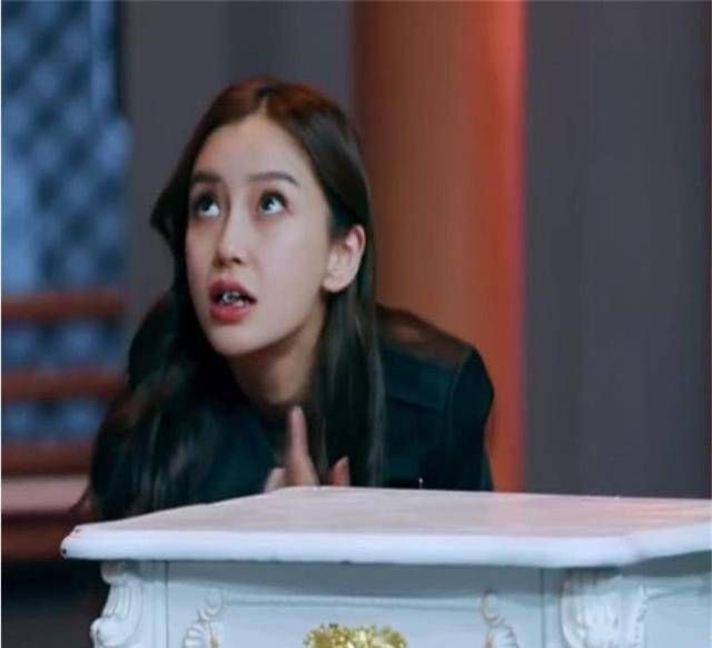  难怪|baby杨颖“吃桌子”，别人假装咬，她却留下牙齿印，难怪你最红