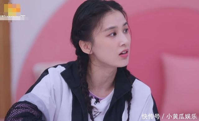 手指向|“艾瑞巴蒂”组选组长,别的姐姐都伸手指丁当,只有黄圣依不一样