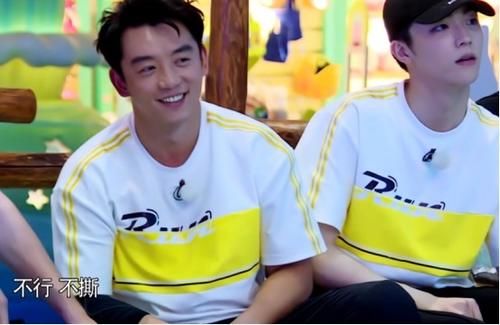 撕名牌时|Baby撕名牌怕误伤,有谁注意她扎辫子的技巧?网友:一般人看不懂