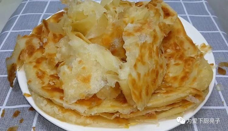  学会|烙饼这么做太香了，开水一烫，张张柔软又劲道，学会天天不起早