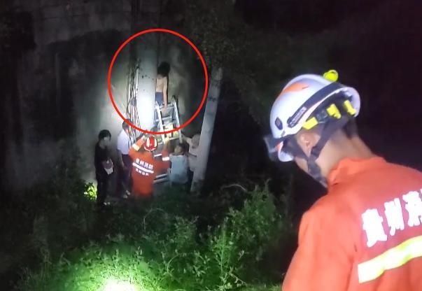  缝隙|学生深夜翻墙出校园，结果被卡在缝隙四小时！路过市民托举报警