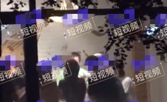 热聊|李亚鹏王学兵为陈建斌庆生，聚餐抽烟热聊，席间美女敬酒太热闹