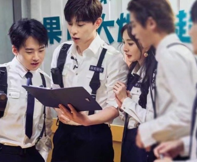  乘风破浪|《密逃×姐姐》会员付费、口碑一团糟，为了圈钱牺牲口碑值吗？