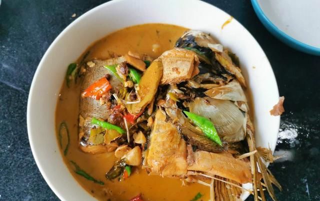  做出来|冷冻鱼直接加水泡就错了，厨师长教你多加这一步，跟活鱼一样鲜嫩