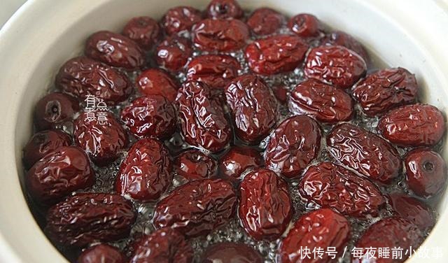 红枣|红枣别再煮汤了,用它泡一泡,清香甘醇又驱寒,吃一次就忘不了
