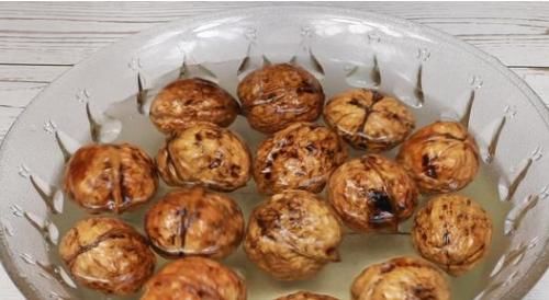 工具|核桃太硬?教你一招,轻松剥出核桃仁,果肉完整,啥工具也不用!