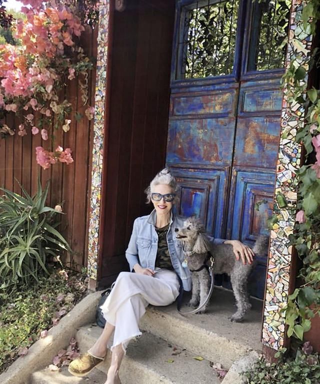  黑色|“最时髦老奶奶”走红，遛狗被抓拍成时尚达人，网友：穿得比我潮