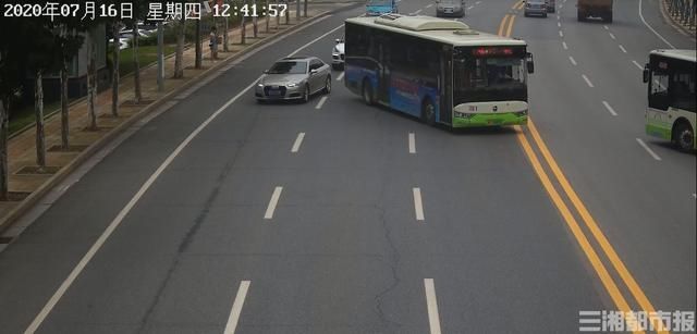  车道|岳阳两公交车司机跨多车道横停递槟榔，遭市民举报被停职