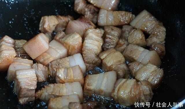 红烧肉|家里来客人,这菜不可少,牢记3点,颜色红亮又入味,太香了