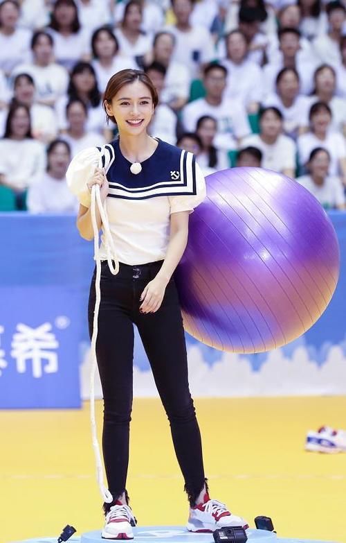 压板|《跑男》欧阳娜娜踩指压板“公然作弊”,看脚下垫的啥?太心疼baby