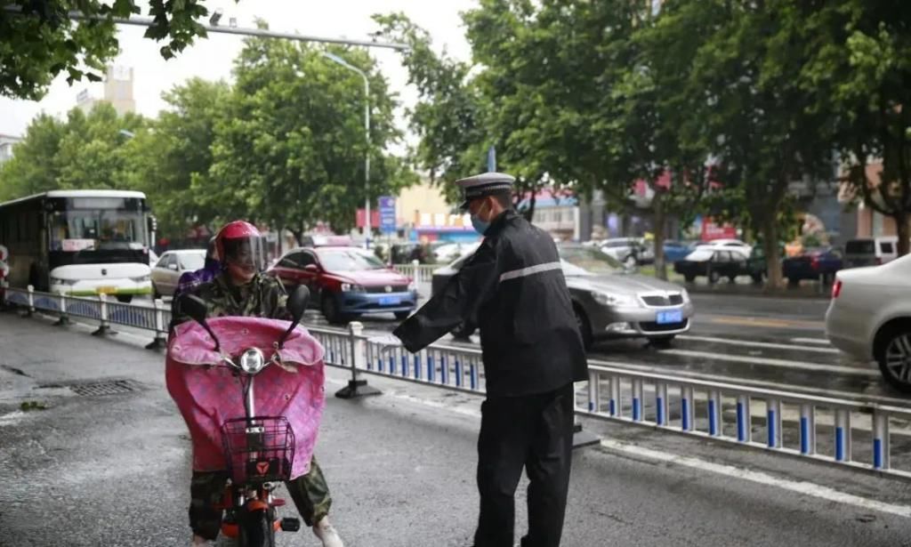  电动|一致好评丨招远交警冒雨走上街头帮电动自行车上牌!