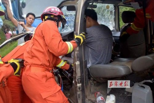  车头|面包车与货车迎面相撞 车头严重变形司机被困