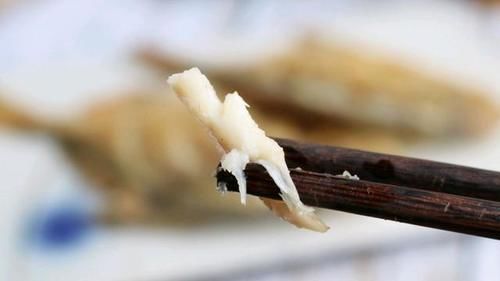 保证|鲳鱼这样煎又酥又香，保证皮不破肉不散，老公喜欢的下酒菜