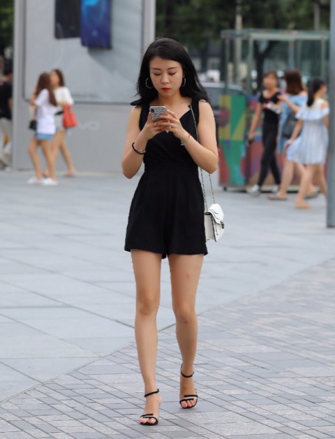 小姐姐|街拍小黑裙美眉，气质高贵又优雅