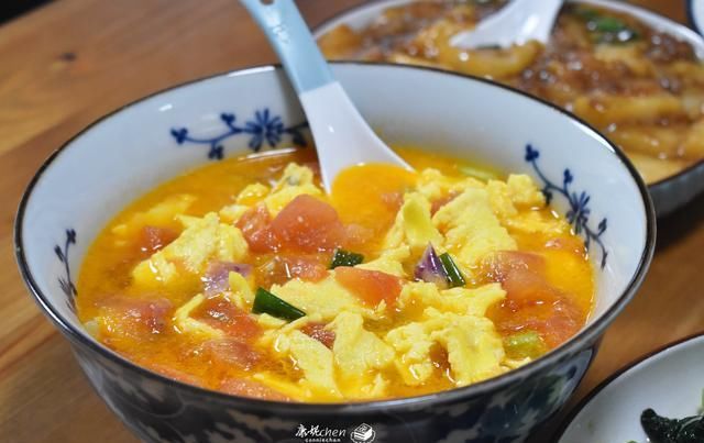 白菜心|?晒母女俩午餐,经济又美味,有荤有素吃得香,网友:确定是亲妈