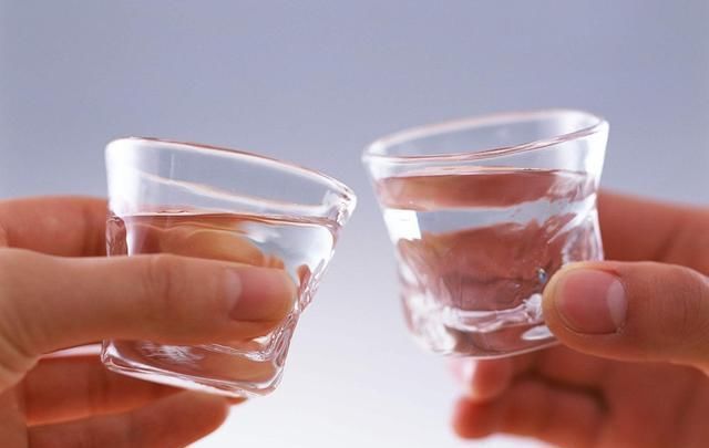 酒瓶|去买白酒时,酒瓶上有这一行字,全是纯粮好酒,我是才发现