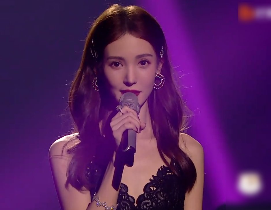 意难|王霏霏没能出道意难平,发言令人伤感,可是却被她的耳环吸引了