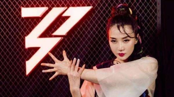  出乎意料|《乘风破浪的姐姐》冲浪榜再更新, 万茜跌出前三, 榜首出乎意料!