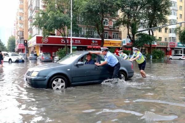 感动！冰城交警，暴雨中的逆行者|风里雨里路上有你| 积水