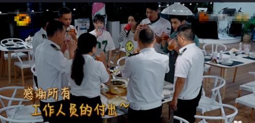  看清|《中餐厅》赵丽颖拒绝吃饭被骂！看清桌上2啤酒瓶，网友：我错了！