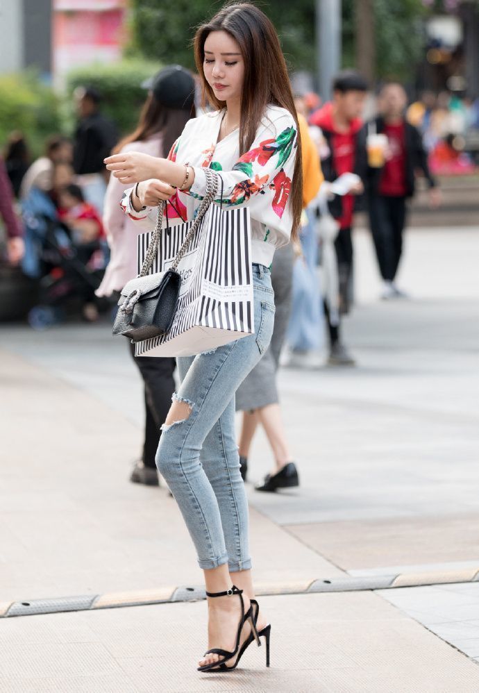 小姐姐|街拍：小姐姐身穿黑色的蕾丝吊带，配上一条灰色棉麻短裙，惊艳路人