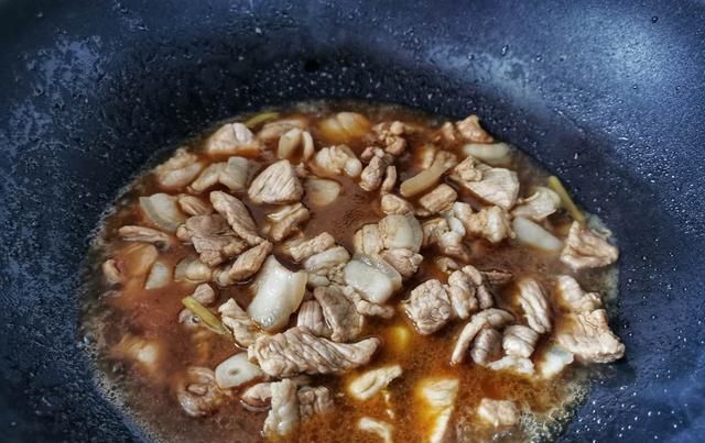  我家|我家最喜欢的腐竹吃法，和五花肉一起烧滑嫩软香，好吃到就差舔盘