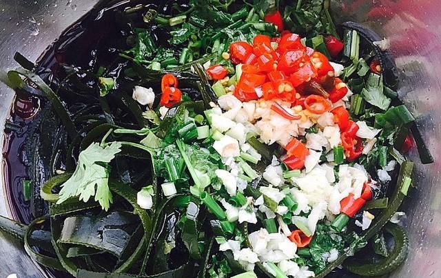  凉拌菜|夏天想要清凉解暑，凉拌菜必不可少！凉拌菠菜，味在嘴里爽到心里