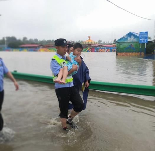 暴雨|救援！抢险！岗集派出所在暴雨中逆向前行