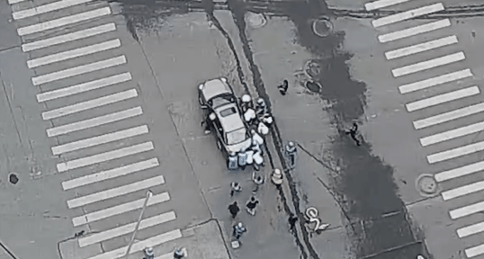  震撼|女子被压车底，这群“蓝精灵”一拥而上，场面超震撼！