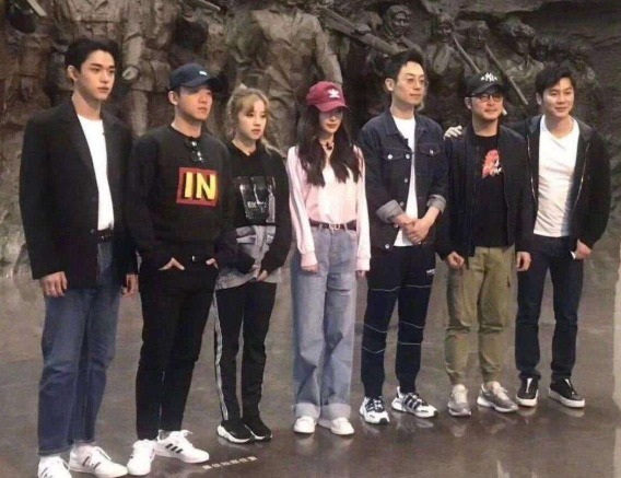  汗如雨下|这节目有毒啊！大热天室内录制，嘉宾汗如雨下，全程用扇子扇风！