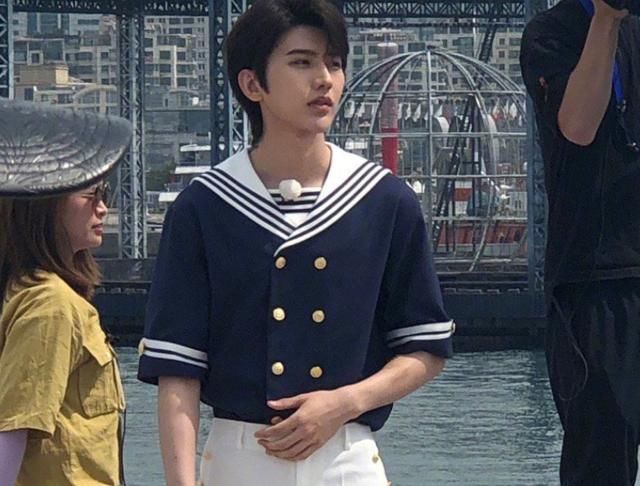  美女|跑男最新生图，蔡徐坤见到同龄美女嘉宾，追风少年秒变小可爱