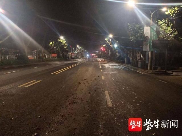  轿车|深夜渣土车和轿车“斗气”，挡板“炸门”污泥撒满路面